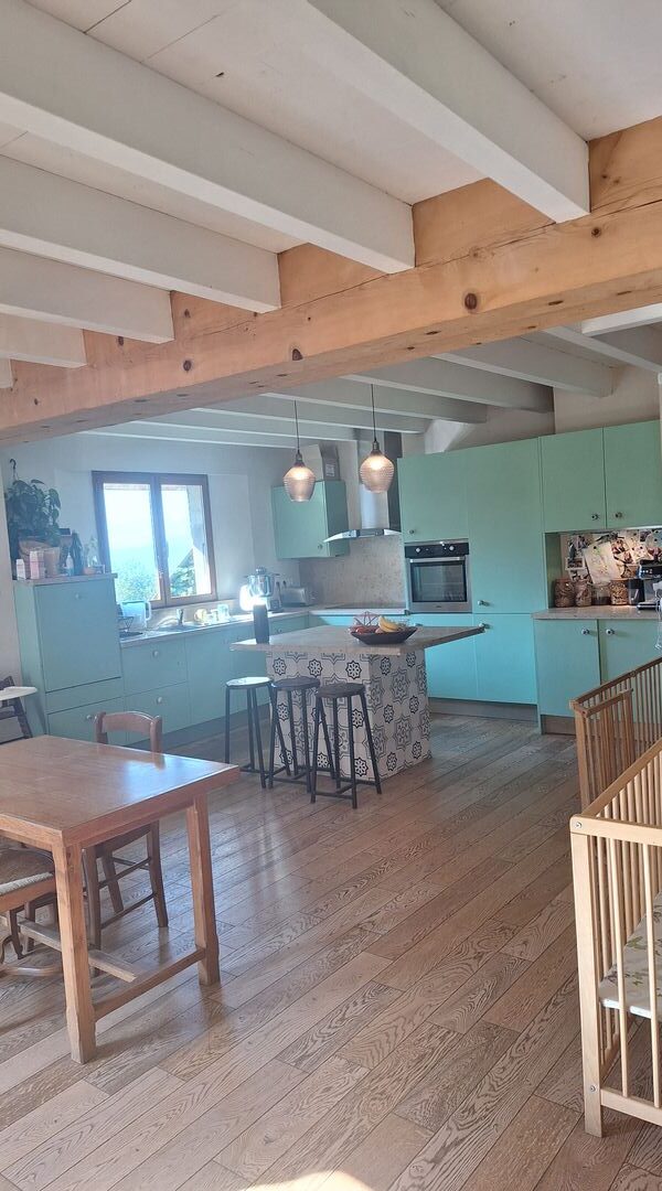 La cuisine équipée du gîte, ouverte et lumineuse