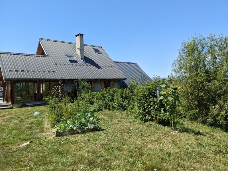 Le gîte et son jardin potager, face aux montagnes de Belledonne