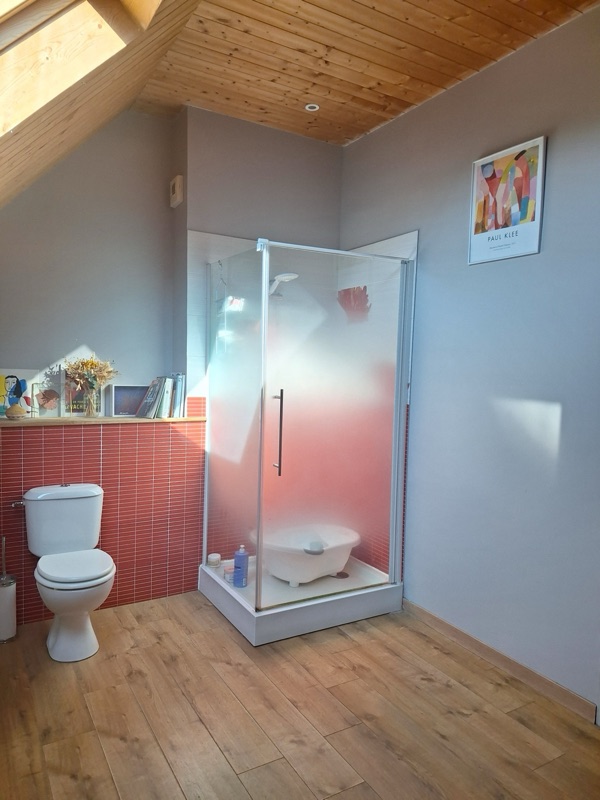 La douche de la salle de bains du gîte
