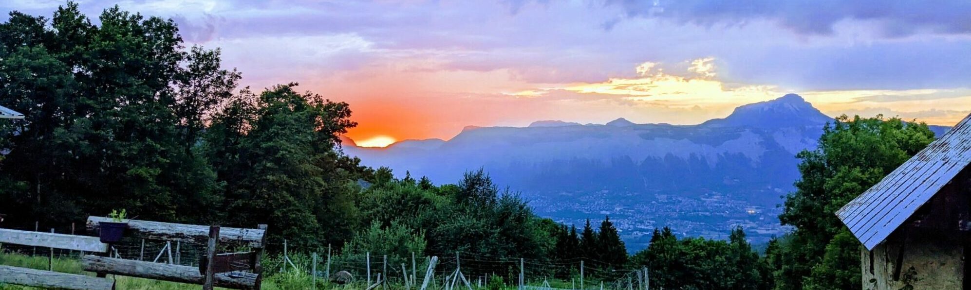 Coucher de soleil sur la ferme et la chaîne de Belledonne