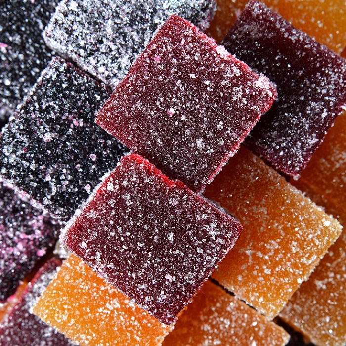 Pâtes de fruits enrobées de sucre, en gros plan